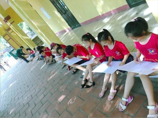 Hình ảnh hoạt động của Bán trú hè Khai Tâm: Vẽ trang sáng tạo