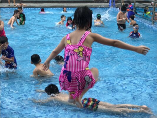 Hình ảnh hoạt động của Bán trú hè Khai Tâm: Bơi lội
